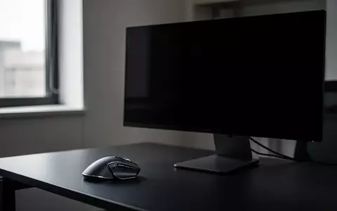 Ein moderner, dunkler Arbeitsplatz mit einem Computer-Monitor, dessen Bildschirm schwarz und ausgeschaltet ist. - Foto: über boerse-global.de