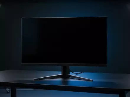 Ein moderner Gaming-Monitor steht ausgeschaltet auf einem Schreibtisch in einem professionell beleuchteten Studio. - Foto: über boerse-global.de