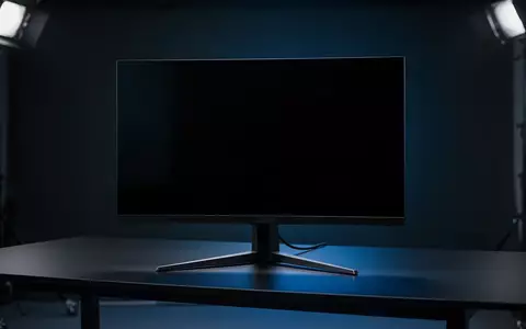 Ein moderner Gaming-Monitor steht ausgeschaltet auf einem Schreibtisch in einem professionell beleuchteten Studio. - Foto: über boerse-global.de