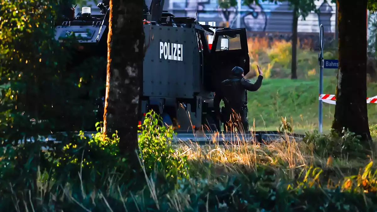Die Polizei ist mit vielen kräften im Einsatz. - Bild: Michael Buholzer/KEYSTONE/dpa