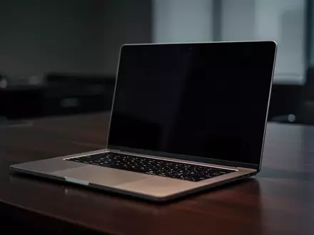 Ein dunkler, ausgeschalteter Laptop auf einem Bürotisch als Symbol für Cyber-Sicherheit und Phishing-Gefahren. - Foto: über boerse-global.de