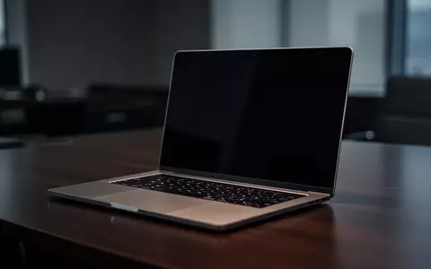 Ein dunkler, ausgeschalteter Laptop auf einem Bürotisch als Symbol für Cyber-Sicherheit und Phishing-Gefahren. - Foto: über boerse-global.de