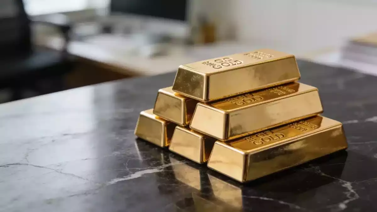 Gold Price Dips 3.2% on Hawkish Fed, Central Bank Buying Supports Outlook