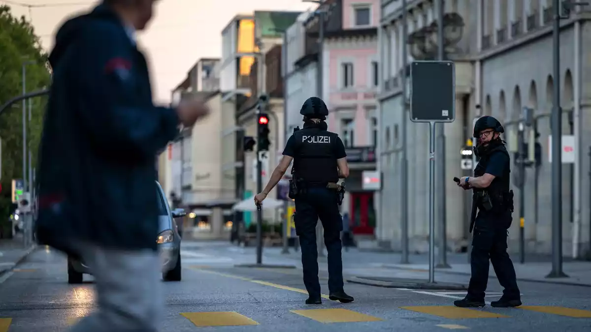 Die Polizei bittet darum, Video- und Bildmaterial an den Instagram-Kanal der Kantonspolizei Aargau zu senden.  - Bild: Michael Buholzer/KEYSTONE/dpa