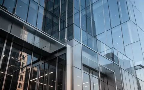 Moderne Glasfassade eines Bürogebäudes als Symbol für institutionelle Vermögensverwaltung und Stiftungsmanagement. - Foto: über boerse-global.de