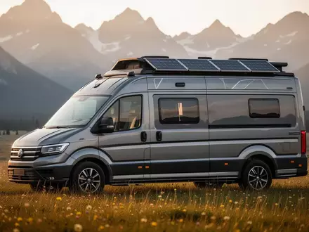 Ein modernes Luxus-Wohnmobil mit Solarpaneelen auf dem Dach, geparkt in einer weitläufigen Berglandschaft. - Foto: über boerse-global.de