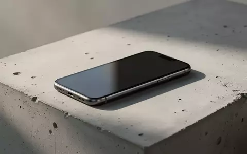 Ein modernes Smartphone liegt auf einem minimalistischen Untergrund bei natürlichem Licht. - Foto: über boerse-global.de