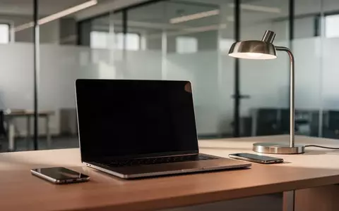 Ein minimalistischer Büroarbeitsplatz mit einem Laptop mit ausgeschaltetem Bildschirm auf einem Holztisch. - Foto: über boerse-global.de