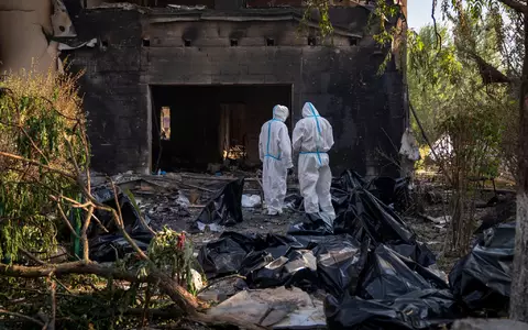 Einsatzkräfte suchen auch noch nach Vermissten infolge des russischen Angriffs auf ein Munitionslager. - Foto: Dan Bashakov/AP/dpa