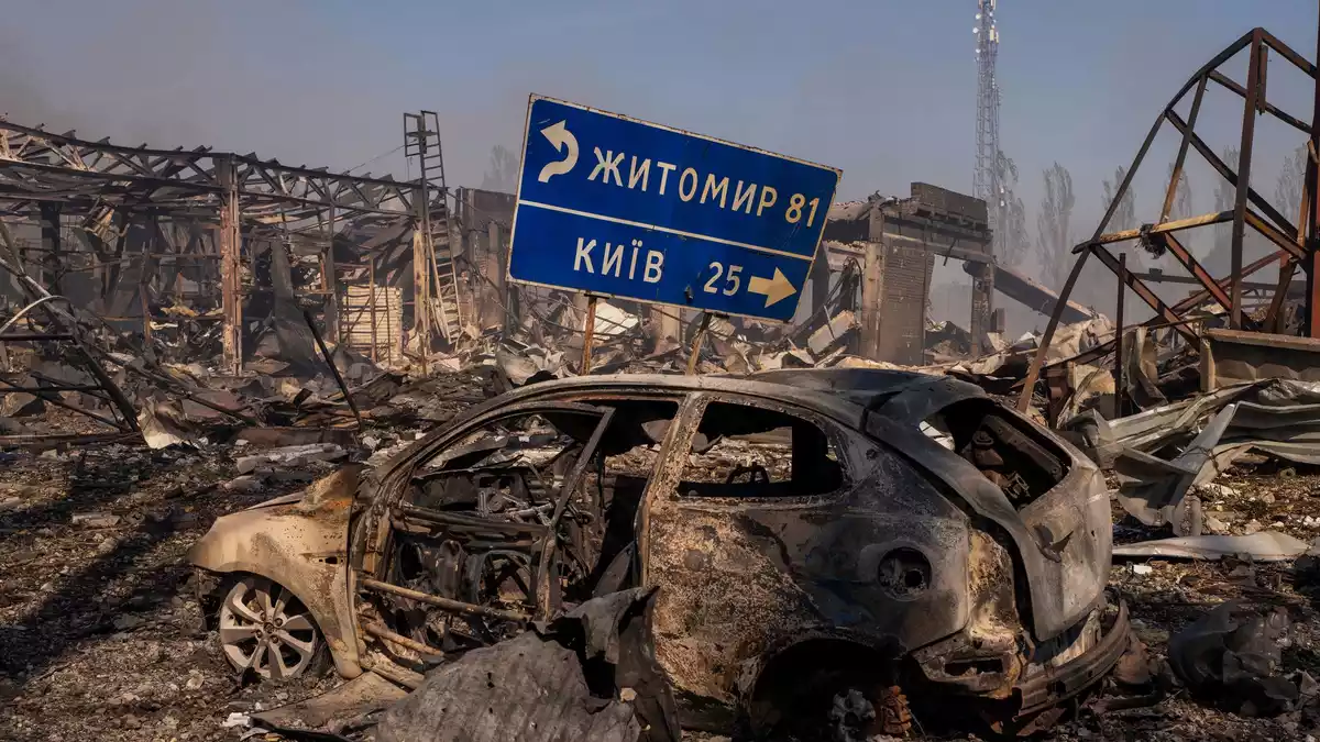 Das Munitionslager hätte nach Angaben ukrainischer Behörden nicht in einem Wohngebiet angelegt werden dürfen.  - Bild: Dan Bashakov/AP/dpa