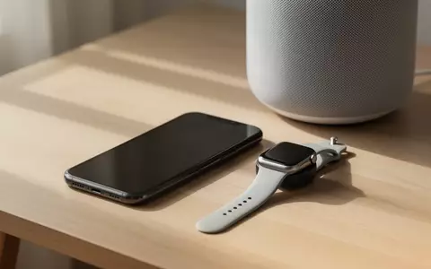 Ein modernes Smartphone und eine Smartwatch auf einem Holztisch neben einem Smart-Home-Lautsprecher. - Foto: über boerse-global.de