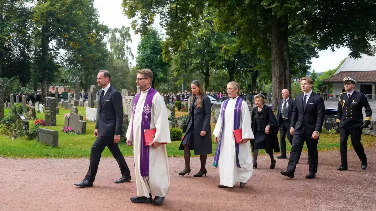 König Haakon (links) und seine Kinder kommen zum Trauergottesdienst. - Bild: Javad Parsa/NTB/AP/dpa