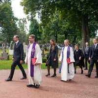 König Haakon (links) und seine Kinder kommen zum Trauergottesdienst. - Foto: Javad Parsa/NTB/AP/dpa