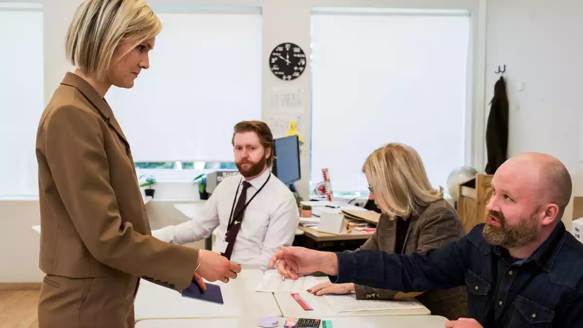 Regierungschefin Frostadóttir (l.) warb für die Wiederaufnahme der Verhandlungen.  - Bild: Marco Di Marco/AP/dpa