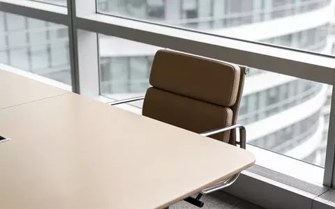 Ein leerer Konferenzstuhl in einem modernen, hellen Bürogebäude bei Tageslicht. - Foto: über boerse-global.de