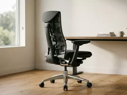 Ein hochwertiger, ergonomischer Bürostuhl in einem minimalistisch eingerichteten, modernen Büro bei natürlichem Licht. - Foto: über boerse-global.de