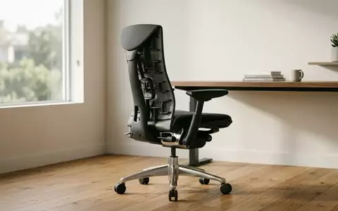 Ein hochwertiger, ergonomischer Bürostuhl in einem minimalistisch eingerichteten, modernen Büro bei natürlichem Licht. - Foto: über boerse-global.de