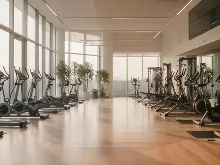 Modern eingerichteter Innenraum eines Fitness- und Therapiestudios mit hochwertigen Trainingsgeräten und Tageslicht. - Foto: über boerse-global.de