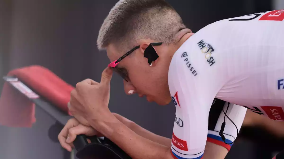 Tadej Pogacar muss nach einem Sturz bei der Vuelta aufgeben. (Archivbild) - Bild: Philippe Magoni/AP/dpa