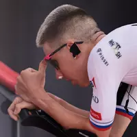 Tadej Pogacar muss nach einem Sturz bei der Vuelta aufgeben. (Archivbild) - Foto: Philippe Magoni/AP/dpa