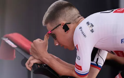 Tadej Pogacar muss nach einem Sturz bei der Vuelta aufgeben. (Archivbild) - Foto: Philippe Magoni/AP/dpa
