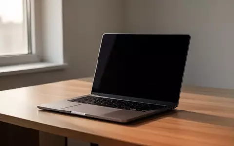 Ein moderner, minimalistischer Arbeitsplatz mit einem Laptop auf einem Holztisch bei natürlichem Licht. - Foto: über boerse-global.de