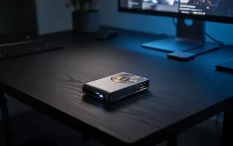 Hardware-Wallet auf einem dunklen Schreibtisch als Symbol für Cybersicherheit im Kryptobereich - Foto: über boerse-global.de