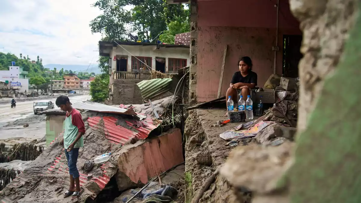 Viele Menschen haben durch die Flut alles verloren.  - Bild: Niranjan Shrestha/AP/dpa