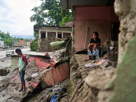 Viele Menschen haben durch die Flut alles verloren.  - Foto: Niranjan Shrestha/AP/dpa