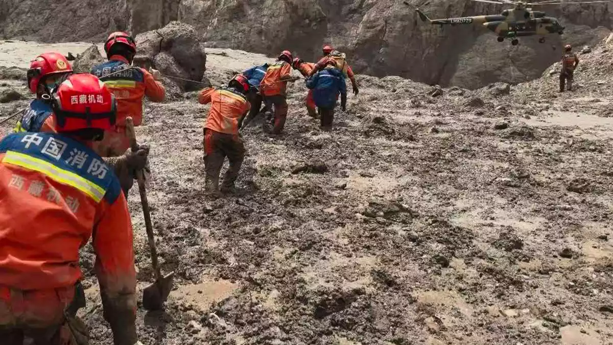 Spezialteams aus China und Indien wollen in Nepal an einem Tunnel nach Opfer suchen.  - Bild: Lhasa fire/Xinhua/AP/dpa