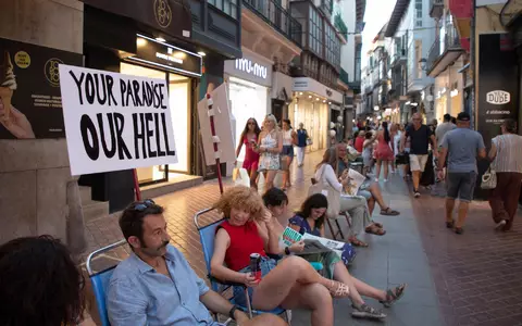 In Palma demonstrierten nach Polizeiangaben rund 1.000 Einheimische gegen die Folgen des Massentourismus. - Foto: Clara Margais/dpa
