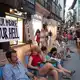 In Palma demonstrierten nach Polizeiangaben rund 1.000 Einheimische gegen die Folgen des Massentourismus. - Bild: Clara Margais/dpa