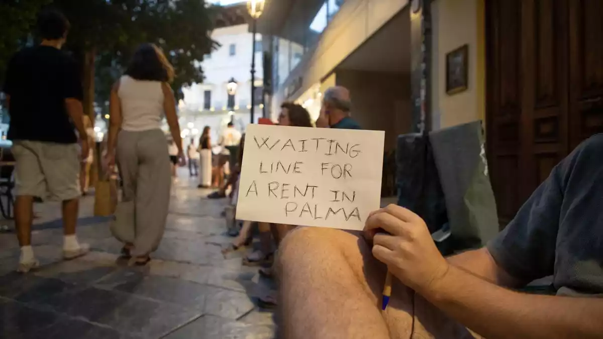 Eine der Folgen der vielen Touristen auf der spanischen Mittelmeerinsel Mallorca ist knapper und teurer Wohnraum. - Bild: Clara Margais/dpa
