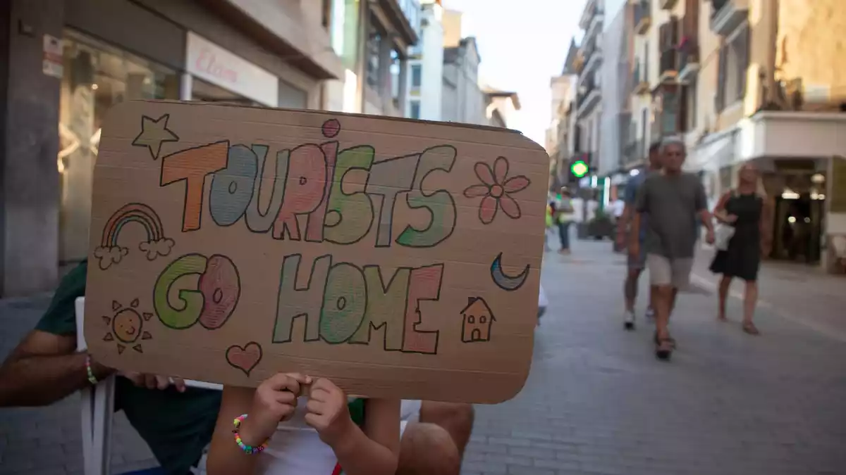 Auch wenn Einheimische «Tourist go home» schilder hochhalten, haben sie nichts gegen Urlauber an sich, sondern demonstrieren gegen die Folgen des Massentourismus für ihr alltägliches Leben: knapper und sehr teurer Wohnraum sowie die Ballung von zu vielen Menschen auf begrenztem Raum. - Bild: Clara Margais/dpa