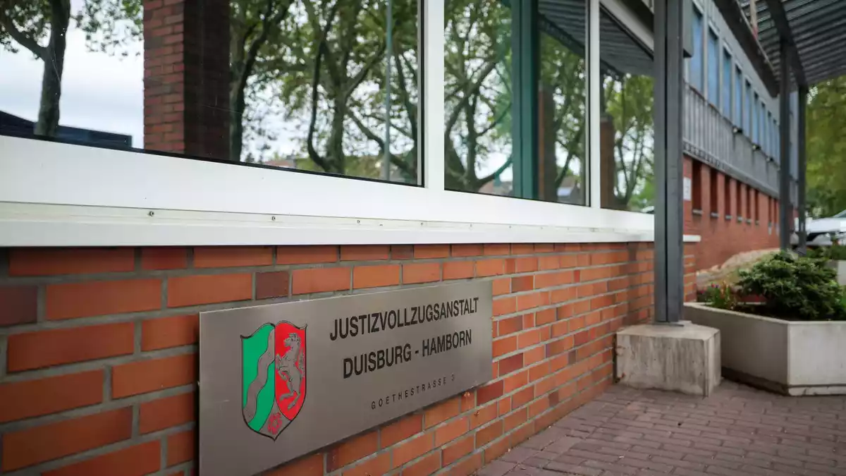 Die JVA Duisburg-Hamborn: Hier floh ein Häftling über das Dach. - Bild: Christoph Reichwein/dpa