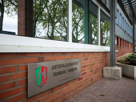 Die JVA Duisburg-Hamborn: Hier floh ein HĂ€ftling ĂŒber das Dach. - Foto: Christoph Reichwein/dpa