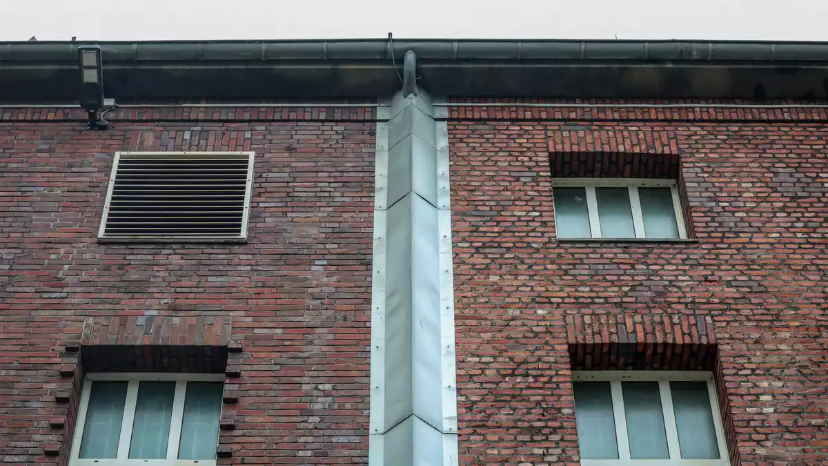Regenrinne abgedeckt, Fassade ohne Halt für Kletterer - wie kam der Häftling auf das Dach?  - Bild: Christoph Reichwein/dpa