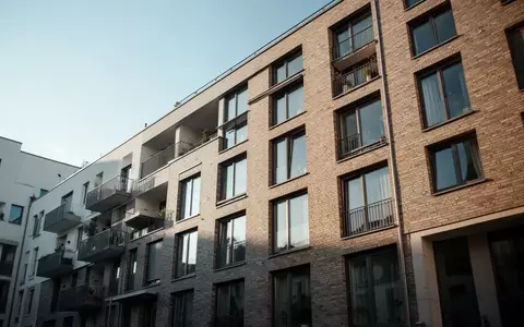 Moderne Fassade eines Wohnhauses in einer deutschen Stadt bei Tageslicht. - Foto: über boerse-global.de