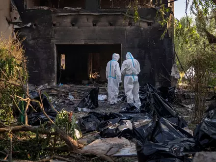 Einsatzkräfte suchen auch noch nach Vermissten infolge des russischen Angriffs auf ein Munitionslager. - Foto: Dan Bashakov/AP/dpa