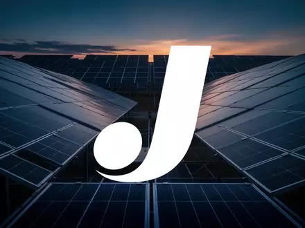 Moderne Solaranlage bei Dämmerung als Symbol für die Photovoltaik-Branche. - Foto: über boerse-global.de