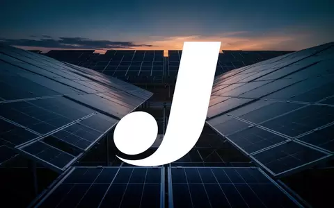 Moderne Solaranlage bei Dämmerung als Symbol für die Photovoltaik-Branche. - Foto: über boerse-global.de