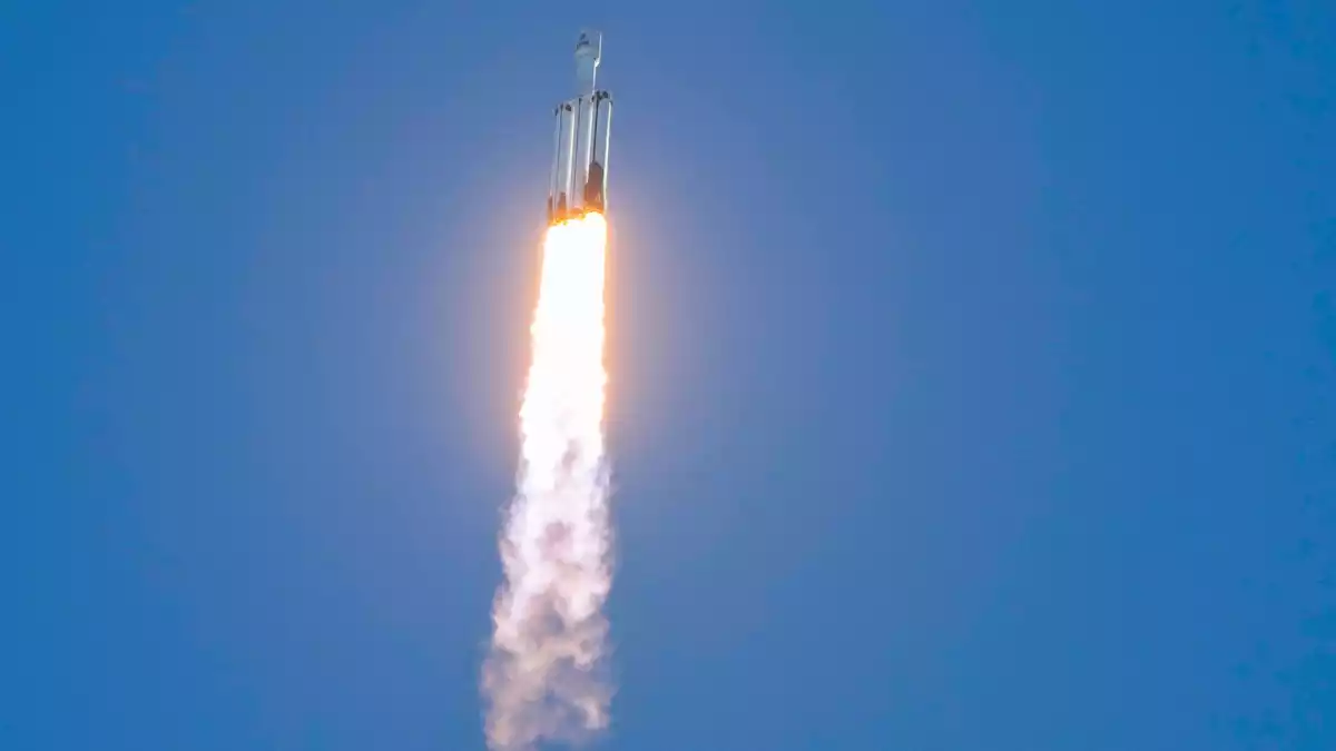 In etwa einem Monat soll das Teleskop seine rund 1,6 Millionen Kilometer von der Erde entfernte Umlaufbahn erreichen. - Bild: John Raoux/AP/dpa