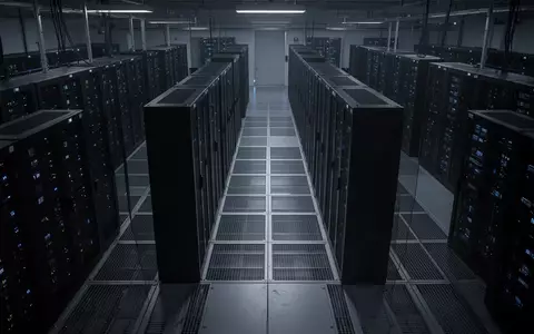 Reihen von dunklen Server-Racks in einem modernen Rechenzentrum bei gedimmter Beleuchtung. - Foto: über boerse-global.de