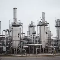 Eine industrielle Pyrolyseanlage mit Edelstahldruckbehältern und Rohrleitungen auf einem Raffineriegelände. - Foto: über boerse-global.de