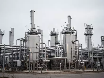 Eine industrielle Pyrolyseanlage mit Edelstahldruckbehältern und Rohrleitungen auf einem Raffineriegelände. - Foto: über boerse-global.de