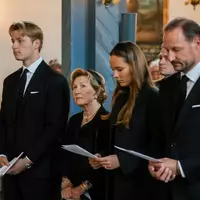 Den Gedenkgottesdienst besuchte König Haakon VIII. (rechts) mit Kronprinzessin Ingrid Alexandra (2. v.r.), Königin Sonja (2.v.l.) und Prinz Sverre Magnus (links). - Foto: Cornelius Poppe/NTB/dpa
