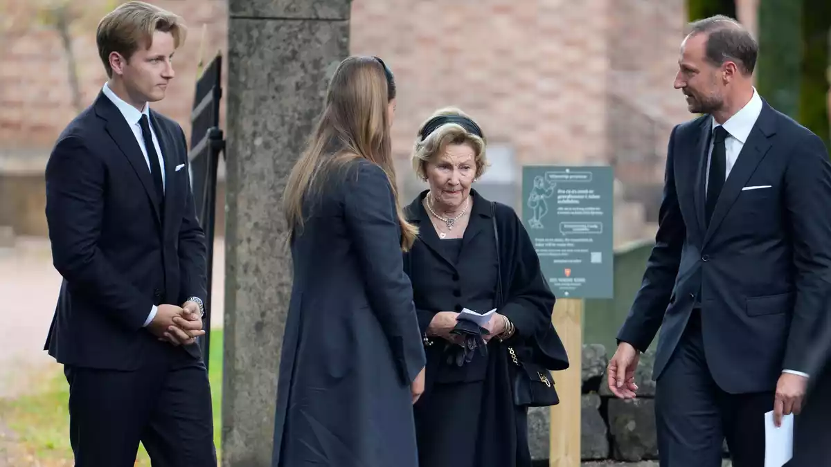 Schwere Tage für die Königsfamilie - allen voran für Königin Sonja (Mitte), die Witwe von König Harald V.  - Bild: Javad Parsa/NTB/dpa
