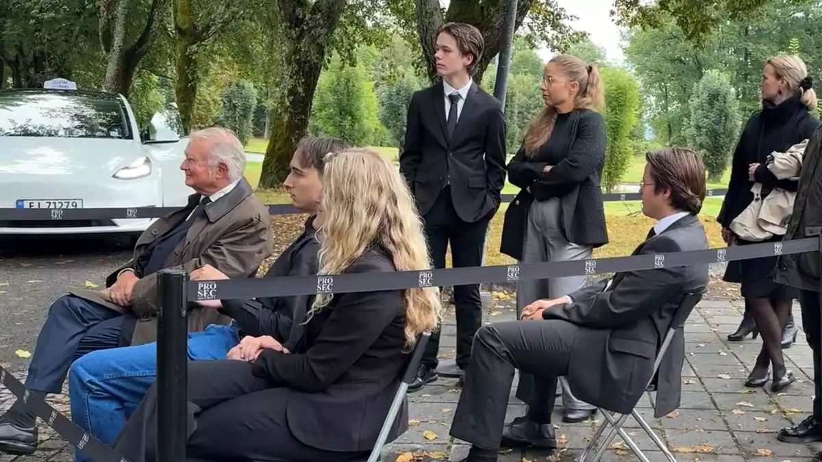Draußen hatten Norwegerinnen und Norweger seit acht Uhr morgens darauf gewartet, am Gottesdienst teilnehmen zu dürfen - unter ihnen Vincent Jebsen (links). Für 400 Menschen war in der Kirche Platz.  - Bild: Julia Wäschenbach/dpa