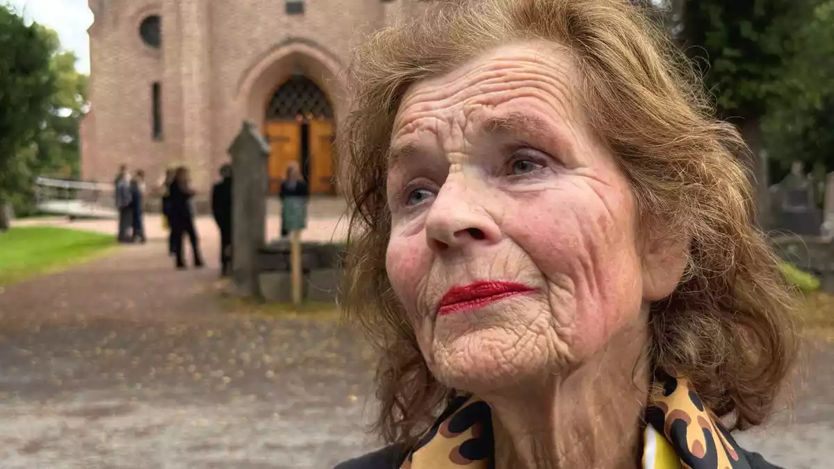 Gottesdienst-Besucherin Elisabeth Stolpe kämpft mit den Tränen. - Bild: Julia Wäschenbach/dpa