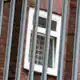 Ein Zaun und vergitterte Fenster - trotzdem gelang einem Häftling die Flucht. - Bild: Christoph Reichwein/dpa